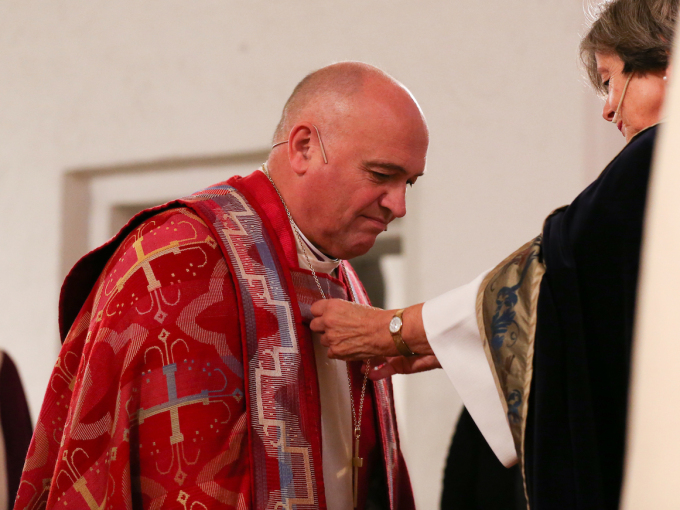 Preses la korset om den nye biskopens hals. Foto: Fredrik Hagen / NTB scanpix